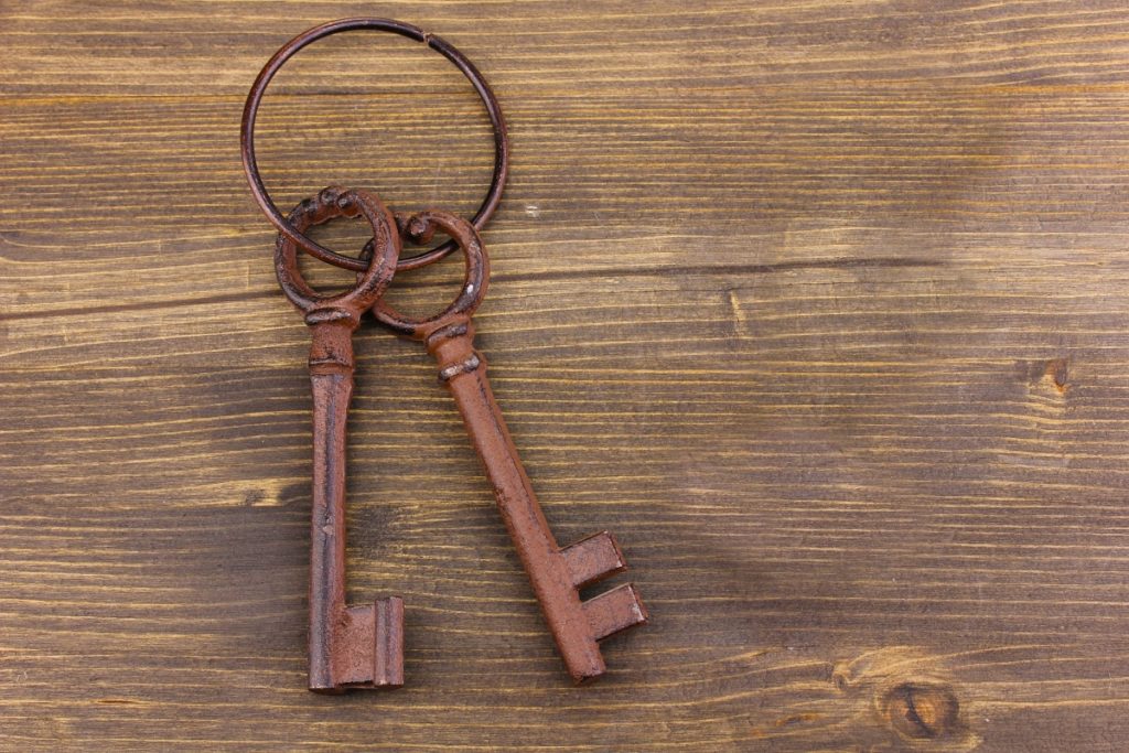 TheREDWords.website/BLOG page. A photo of set of very old keys on a key fob.